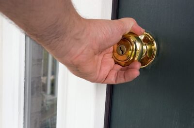 hand_door_knob-813x540.jpg